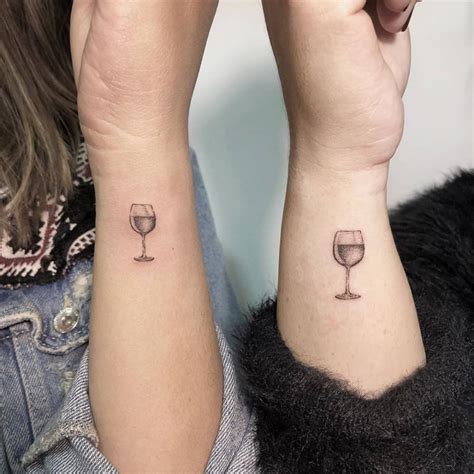 tatuajes de amigas copa de vino|Los tatuajes de copas de vino: significado y diseños。